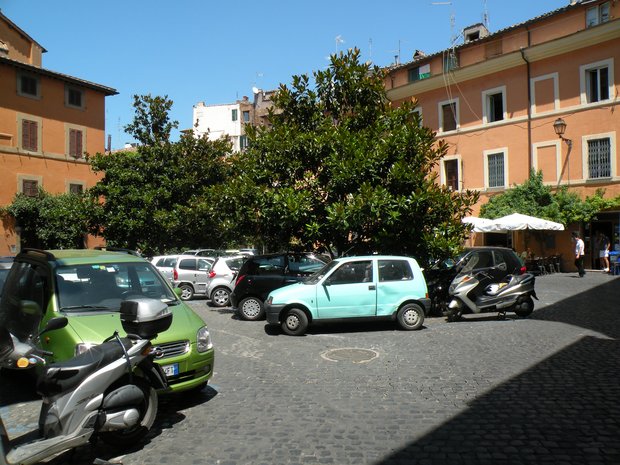  petite place envahie par les voitures (Piazza de Renzi)